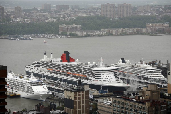 Queen Mary 2 in Manhattan Queen Mary 2 in Manhattan on 17 May 2011